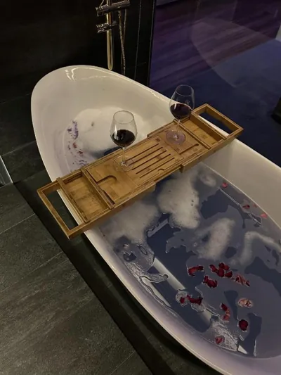 Khánh Nguyễn Luxury Apartment, balcony street view, large bathtub – Fotos 3