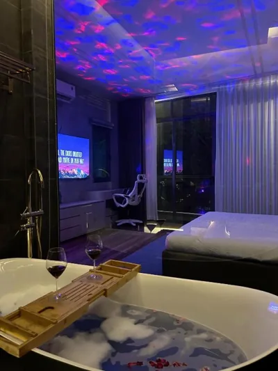 Khánh Nguyễn Luxury Apartment, balcony street view, large bathtub – Fotos 9